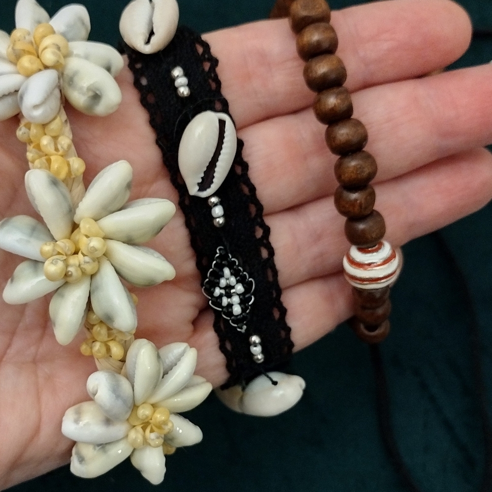 Elegant Shell and Bead Jewelry Set 5 Assorted Bracelets And White/Black Pendant
